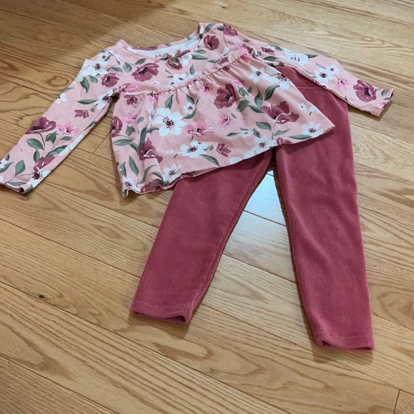 Matching set, floral top. Excellent condition